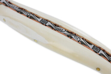 Couteau Pliant Prestige Laguiole en Aubrac Le Bijou Manche en Laguiole en Aubrac Phacochère 2 Mitres Dorées en Laiton Platines Cuivre Mouche Prestige Bijou Lame Damas NUM1