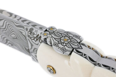 Couteau Laguiole Prestige Créateur 1 Pièce 13 cm Plein Manche sculpté queue de scorpion en Ivoire de mammouth Blanc Pur Ressort et Platines Guillochés à la main Lame Damas Mouche Prestige Ciselée Pièce Unique