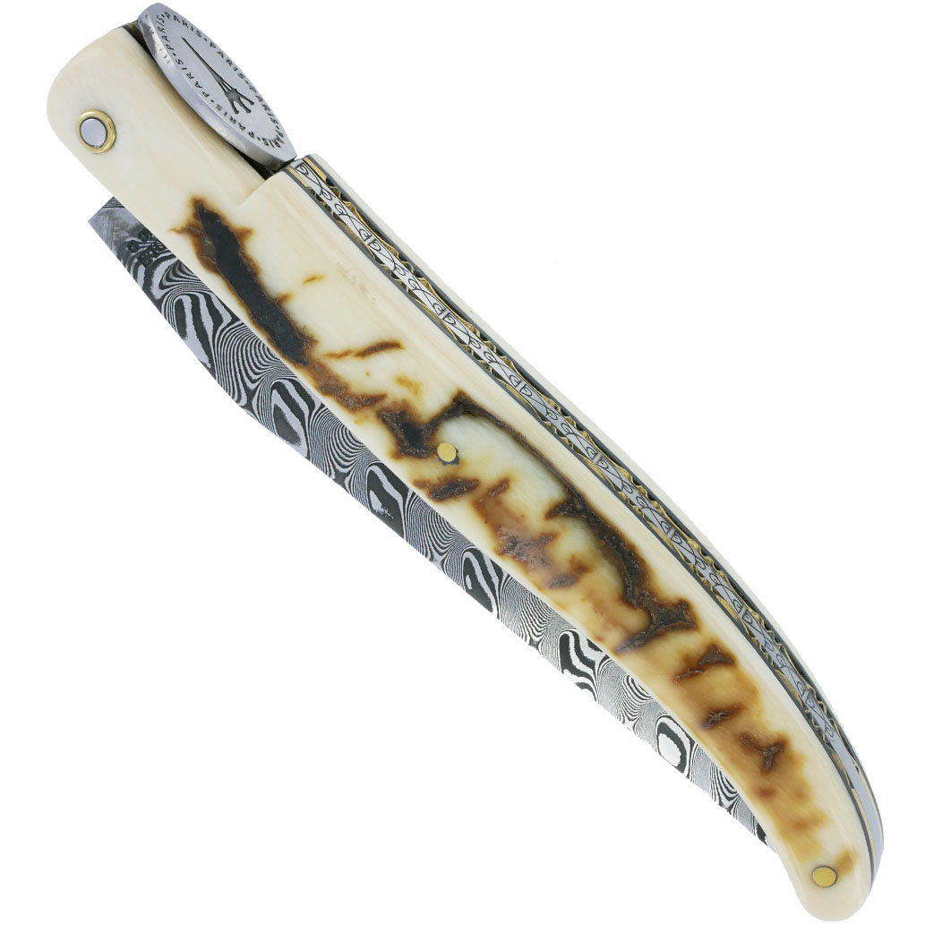 Couteau Laguiole en Aubrac 1 pièce 12cm Tour Eiffel Plein Manche en Croute d’Ivoire de Mammouth Platines Guillochées en Laiton Entretoises Noires Ressort Gravé Mouche plate en forme de Médaillon avec la Tour Eiffel au centre Finition Brossée Lame Acier Damas Edition Limitée et Numérotée N°153/200
