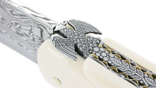 Couteau Laguiole Prestige Créateur 1 Pièce 15 cm Incrustation Monnaie Napoléon Or Plein Manche Ivoire de Mammouth Blanc Double Platines Lame Damas Mouche Prestige Aigle Impérial PIECE UNIQUE