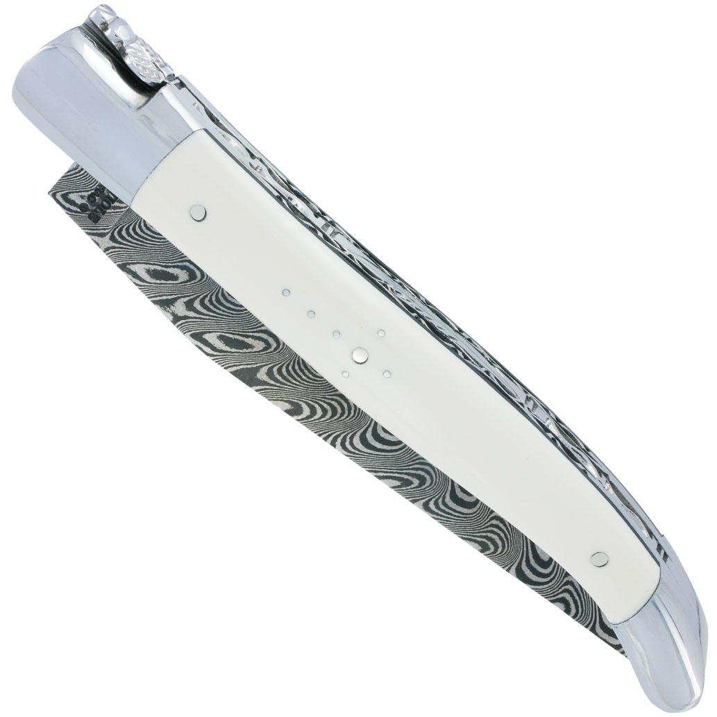 Couteau Laguiole en Aubrac 1 pièce 12cm Manche en Ivoire de Mammouth Blanc Double Platines et Ressort Guillochés à la Main 2 mitres Mouche Forgée Lame Damas Finition brillante