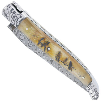 Couteau Laguiole en Aubrac 1 pièce 12cm Double Platines et Ressort Guillochés à la main Manche en Croute de Bélier 2 Mitres Martelées Inox Brillant Lame Damas N°2