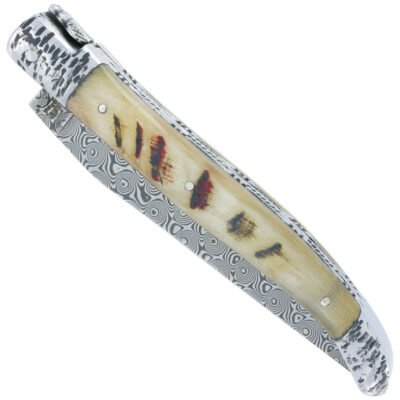 Couteau Laguiole en Aubrac 1 pièce 12cm Double Platines et Ressort Guillochés à la main Manche en Croute de Bélier 2 Mitres Martelées Inox Brillant Lame Damas N°3