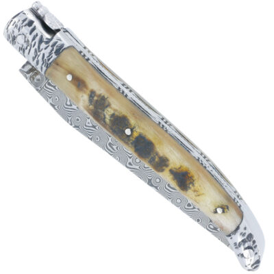 Couteau Laguiole en Aubrac 1 pièce 12cm Double Platines et Ressort Guillochés à la main Manche en Croute de Bélier 2 Mitres Martelées Inox Brillant Lame Damas N°4