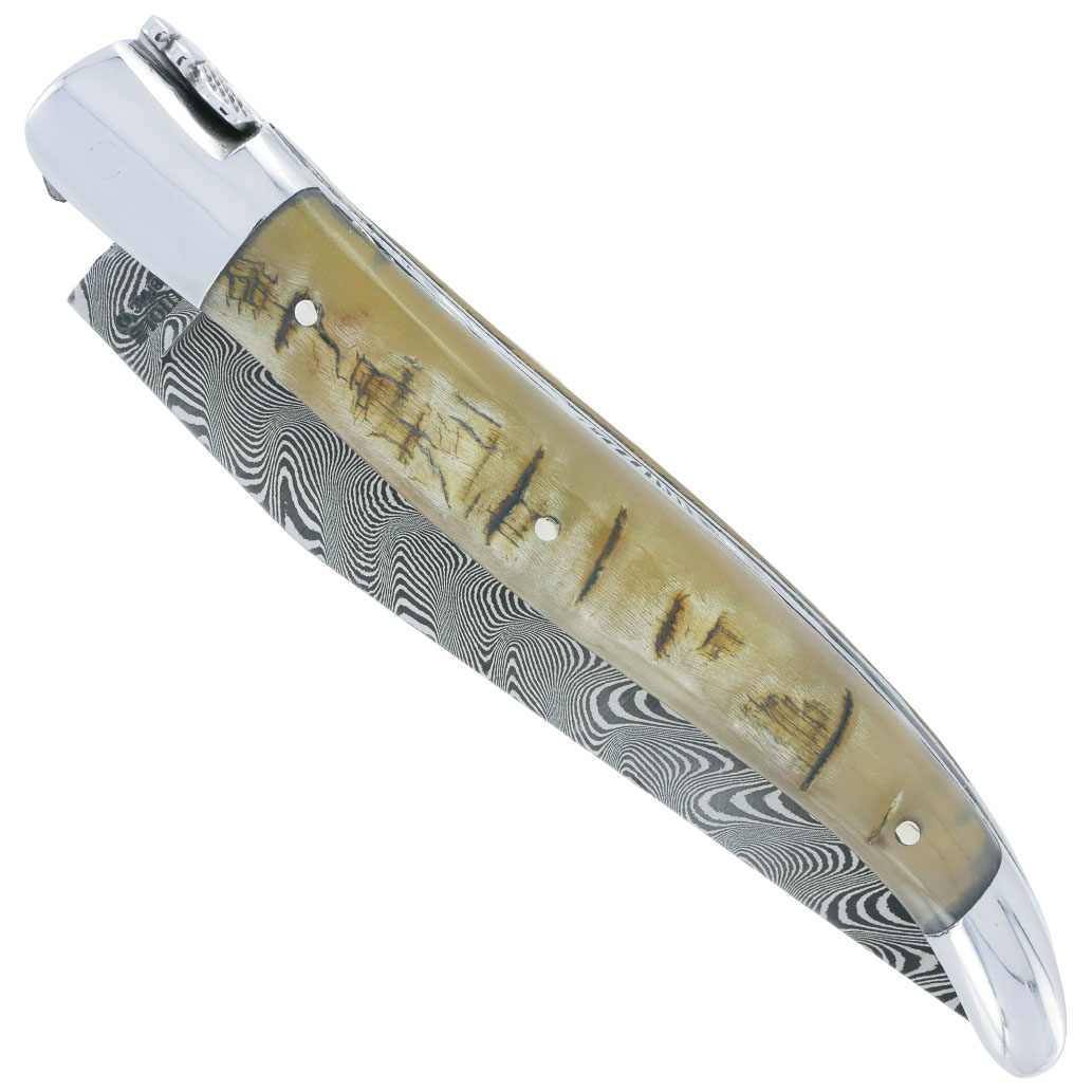 Couteau Laguiole en Aubrac 1 pièce 12cm Double Platines et Ressort Guillochés à la main Manche en Croute de Bélier 2 Mitres Inox Brillant Lame Damas N°2