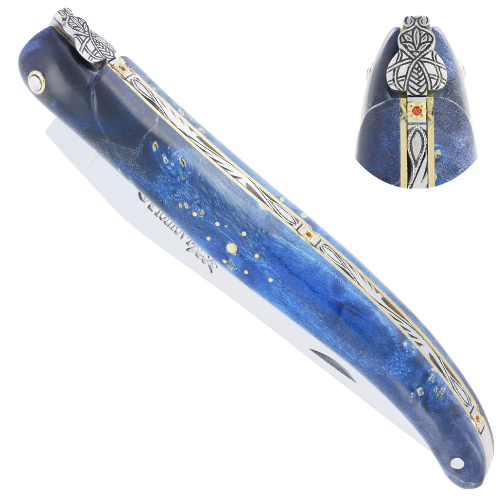 Couteau Laguiole en Aubrac 1 pièce 12 cm Eclipse Plein Manche en Loupe de Sureau Bleu Ressort Guilloché et ciselé à la main Platines Laiton Inclusions de 3 Rubis Mouche Prestige PIECE UNIQUE