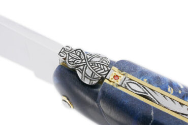 Couteau Laguiole en Aubrac 1 pièce 12 cm Eclipse Plein Manche en Loupe de Sureau Bleu Ressort Guilloché et ciselé à la main Platines Laiton Inclusions de 3 Rubis Mouche Prestige PIECE UNIQUE