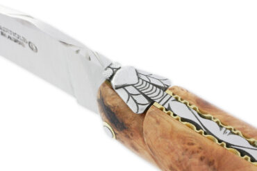 Couteau Laguiole en Aubrac 1 Pièce 12 cm Plein Manche en Genevrier Ressort et Platines Laiton guillochées Mouche Prestige PIECE UNIQUE