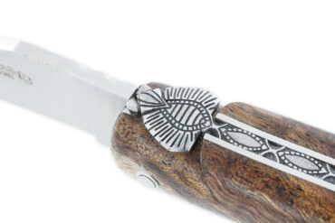 Couteau Laguiole en Aubrac 1 Pièce 12 cm Plein Manche en Albizia Ressort et Platines guillochés Finition Satinée Mouche Prestige Stylisée PIECE UNIQUE