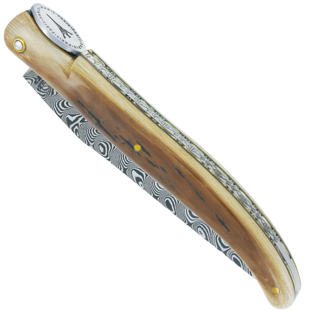 Couteau Laguiole en Aubrac 1 pièce 12cm Tour Eiffel Plein Manche en Croute d’Ivoire de Mammouth Platines Guillochées en Laiton Entretoises Noires Ressort Gravé Mouche plate en forme de Médaillon avec la Tour Eiffel au centre Finition Brossée Lame Acier Damas Edition Limitée et Numérotée N°196/200