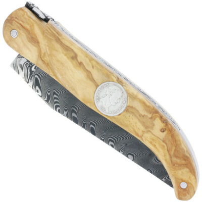 Laguiole-Messer in Aubrac Hunting 14 cm, voller Griff in blauem Mammut-Elfenbein-Teig, handgefertigter Guilloché Frühling, prestigeträchtiger Fliegeneinsatz, Silbermünze 1/2 Franc Napoleon Satin-Finish Damaskusklinge EINZIGARTIGES STÜCK