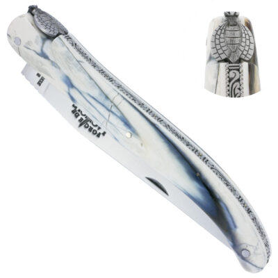 Couteau Prestige Forge de Laguiole Rambaud Plein Manche en coeur d’ivoire de mammouth nuancé Platines et ressort finement guillochés à la main Mouche Prestige forgée et ciselée main PIECE UNIQUE