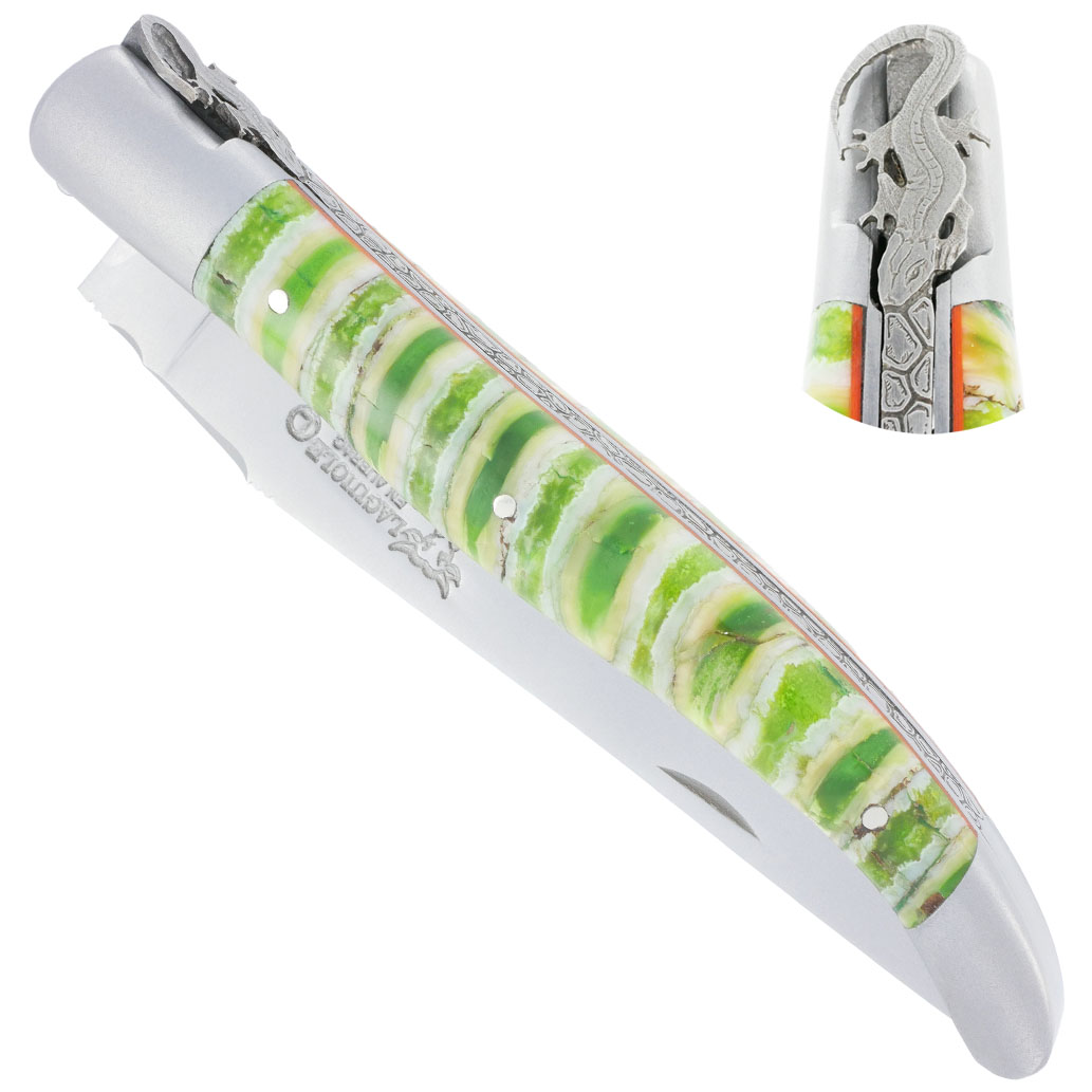 Couteau Prestige Laguiole en Aubrac Animal 1 pièce 12cm Manche en Molaire de Mammouth Vert et Jaune 2 Mitres Inox Sablé Mouche Salamandre Forgée et Finement ciselée à a main Entretoise Rouge Ressort Finement Guilloché Pièce Unique