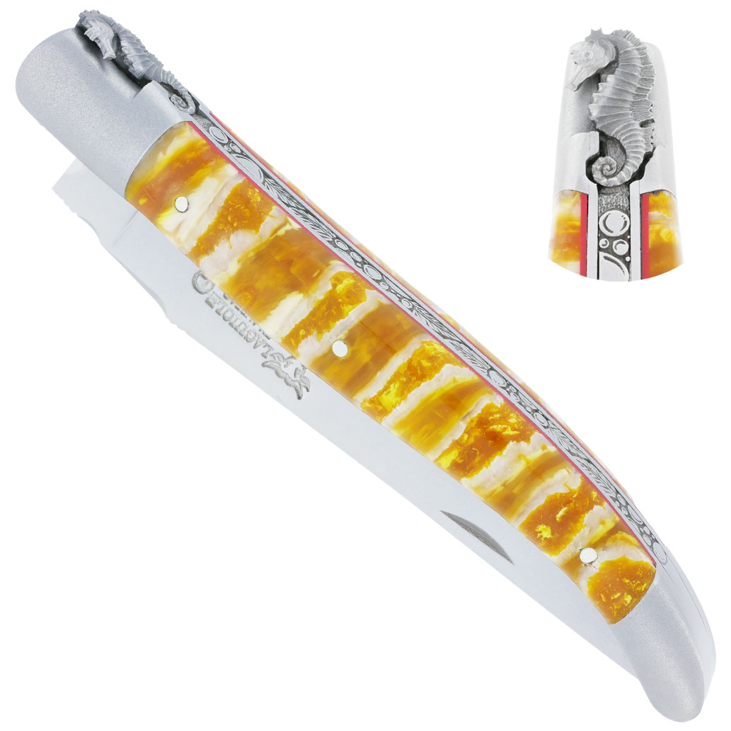 Couteau Prestige Laguiole en Aubrac 1 pièce 12cm Manche en Molaire de Mammouth Creme et orange 2 Mitres Inox Sablé Mouche Hippocampe Forgée et Finement ciselée à a main Entretoise Rouge Ressort Finement Guilloché Pièce Unique