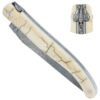 Couteau Prestige Laguiole en Aubrac 1 Pièce 12 cm Plein Manche en Croute d’ivoire de Mammouth Craquelé Ressort et platines Guillochés Intercalaire Gris Mouche Forgée Prestige Stylisée Lame Damas