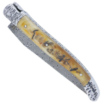 Couteau Laguiole en Aubrac 1 pièce 12cm Double Platines Ressort Guilloché main Manche en Croute de Bélier 2 Mitres Martelées Inox Brillant Lame Damas N°5