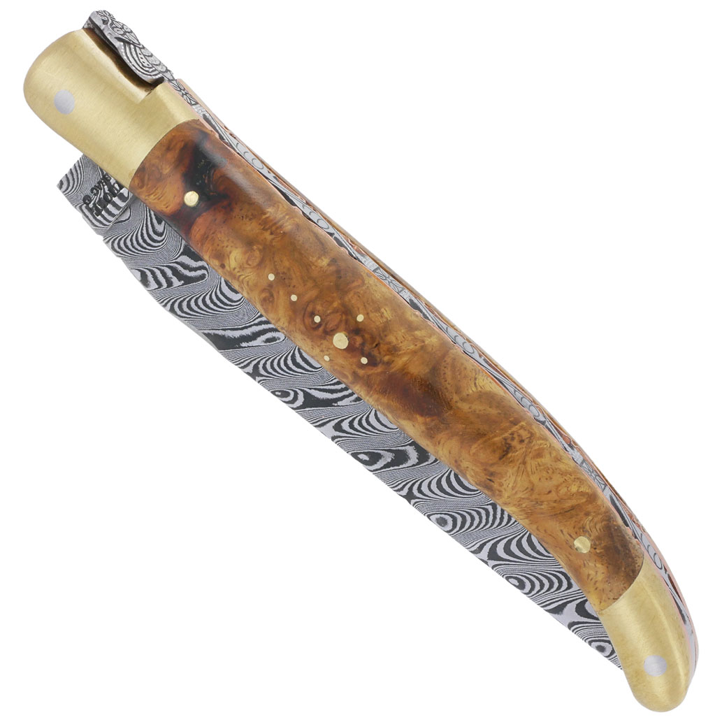 Couteau Pliant Prestige Laguiole en Aubrac Le Bijou Manche en Loupe d’Amboine Dorée 2 Mitres Dorées en Laiton Platines Cuivre Mouche Prestige Lame Damas Carbone PIECE UNIQUE