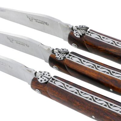 Couteaux Pliants Prestige Laguiole en Aubrac « Le Trio Porte-Bonheur ». 🐞Plein Manche Bois de Fer 12cm Ressort Guilloché main Mouches Coccinelles en relief (set de 3 PIECES UNIQUES)